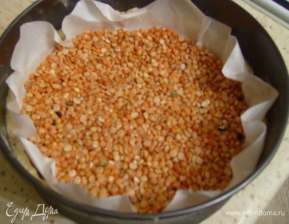 Разогреть духовку до 200 градусов. Выстелить корж пергаментом, а сверху насыпать горох, фасоль или другие бобовые. Выпекать 10 мин. Через 10 мин. уменьшить нагрев духовки до 180 градусов, удалить бумагу и горох и выпекать еще 5 мин.