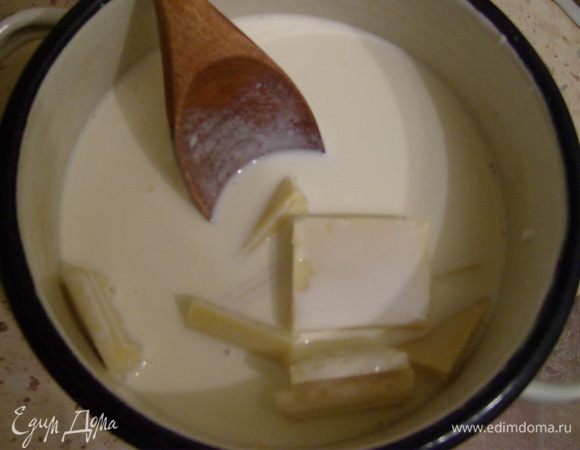 В это время на водяной бане нагреть сливки и шоколад, пока шоколад полностью не растопится.