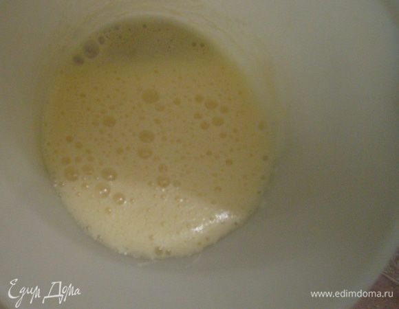 Взбить яйца с сахаром. Добавить растопленный шоколад к яичной смеси. Перемешать.