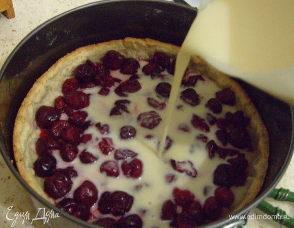 Залить вишню шоколадно-яичной смесью.