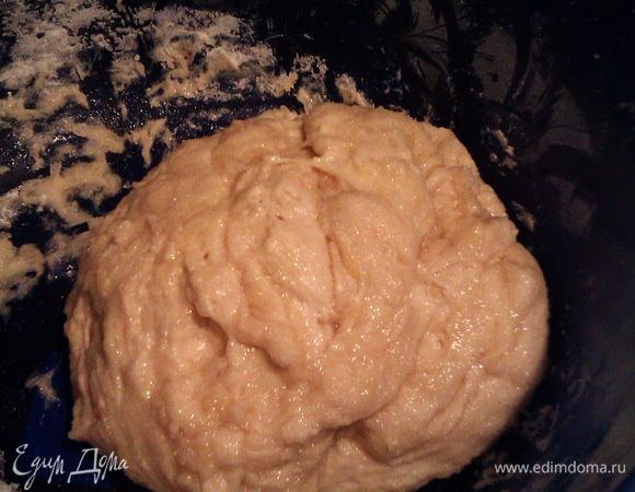 Готовим дрожжевое тесто. Дрожжи растворяем в теплом молоке, добавляем 3 ст л муки, оставляем на 15 мин до появления пузырьков в теплом месте, накрыв полотенцем. Вводим в тесто масло, сахар, соль, яйцо и корицу. Добавляем остальную муку, вымешиваем руками до однородности. Тесто должно быть эластичным, но "легко управляемым", не должно прилипать к рукам. Накрываем полотенцем и оставляем в теплом месте еще на час.