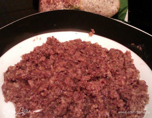 Пока есть время приготовить начинки. Начнем с ореховой. Довести молоко с сахаром, ванильным сахаром и корицей до кипения. Ввести молотые орехи, хорошо перемешать и убрать с огня остывать. Взбить белок и добавить к ореховой массе, когда она остынет. Пахнет божественно=))