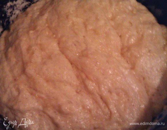 Разогреваем духовку до 200 град. Тем временем наше тесто хорошенько поднялось. Обминаем его и делим на две равные части.