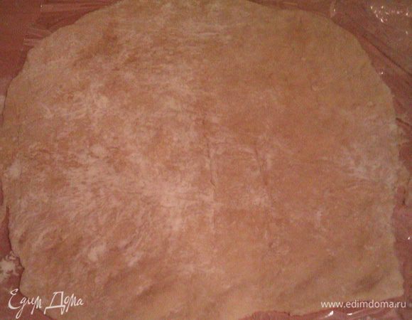 Раскатываем первую часть на пленке (в рецепте на полотенце, бабушкины рецепты все-таки) толщиной 3-4 мм по ширине вашей формы ( у меня где-то 25 см), по длине как получится.