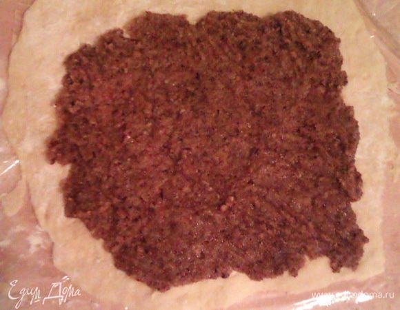 Выкладываем сверху ореховую начинку, отступая по бокам 1,5 см и около 4-5 см на верхней части теста.