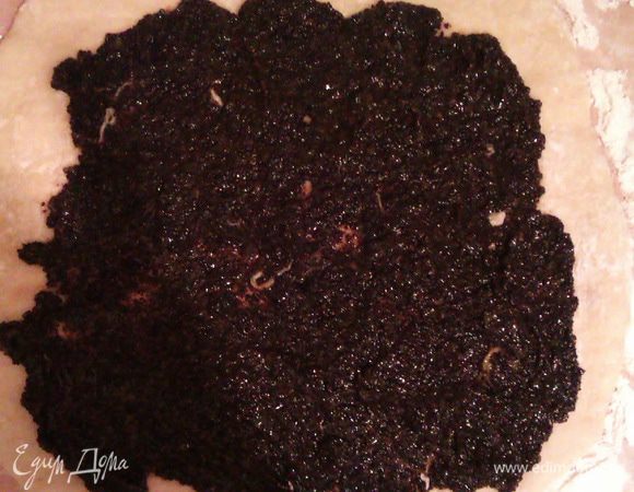 Также наносим маковую начинку на раскатанную оставшуюся часть теста и скатываем пленкой.