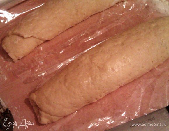 Переносим первый рулет поближе ко второму.