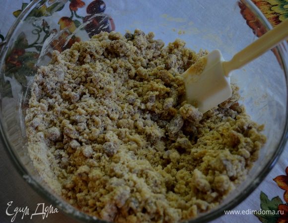 Разогреть духовку до 180 гр. Смешать муку,сахар,разрыхлитель и соль. Используем электрич.миксер. Добавить яйца и ванилин, затем орехи и финики. Взбиваем до полного смешивания.