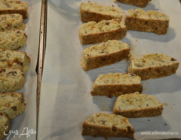 Достанем из духовки и дадим остудиться 20 мин.Разрежем наши бревнышки по диагонали.И поставим обратно в  духовку на 180 гр. примерно на 15 мин.