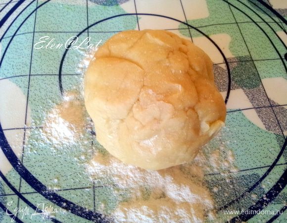 Для теста: охлажденное сливочное масло натереть на крупной терке, добавить муку и растереть до состояния хлебной крошки. Добавить яйцо и желток, воду. Замесить тесто, сформировать шар и отправить его в холодильник. охладиться, предварительно завернув его в пленку, примерно на 40-50 минут. (тесто обязательно замесить надо очень быстро, чем меньше мнете в рука песочное тесто, тем оно мягче и вкуснее)