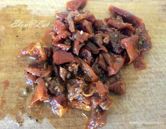 Режем вяленые помидоры.