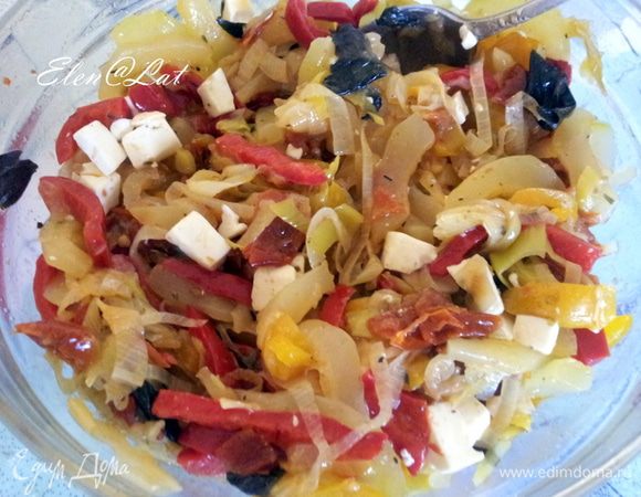 Овощи остудить и добавить нарезанную фету и базилик. Перемешать и отставить.  