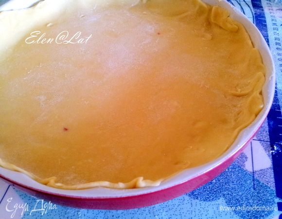 Тесто достать из холодильника и на присыпанном мукой столе разделить на две части.Одну часть раскатать и уложить в форму, предварительно смазав ее оливковым маслом.