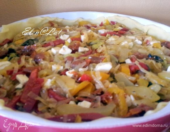 На тесто выложить овощную начинку.