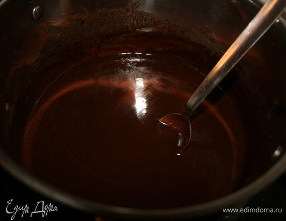 На водяной бане растопить шоколад, сливочное масло, сахар, какао и молоко до образования однородной гладкой массы. Дать остыть.