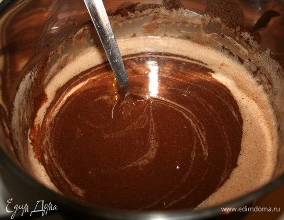 В шоколадную массу вбить по одному три яйца.Затем добавить просеянную с солью и разрыхлителем муку, и хорошо перемешать тесто.