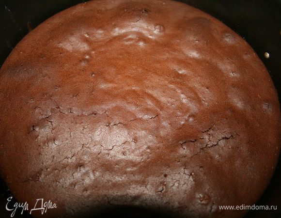 Разогреть духовку до 180 градусов.Круглую форму для пирога смазать сливочным маслом и присыпать мукой.Переложить тесто в форму и выпекать 40 минут .