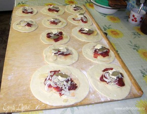 фарш делаем:
 мясо картошку лук мелко режем
добавляем специи  перемешиваем

затем вытаскиваем тесто и раскатываем лепешечки и кладем в каждую фарш защипываем кто как может я вот делаю треугольничками смазываем сверху яйцом предварительно взбить

готовим листы для выпечки смазываем раст маслом или кладем бумагу и в духовку мин на 40 при 180 гр

готовое шаньги  накрываем  мин ч/з 20 можно кушать

