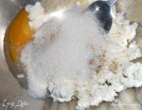 смешать творог, яйцо, масло и сахар, ванильный сахар, корицу, хорошо растереть, добавить ягоду и аккуратно перемешать, добавить частями муку 