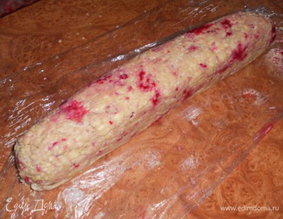 муки может пойти меньше или больше, так как творог может быть сухой, или больше - если творог влажный, смотрите по фото на консистенцию - должно творожное тесто быть не сухое. сформировать колбаску с помощью пищевой пленки 