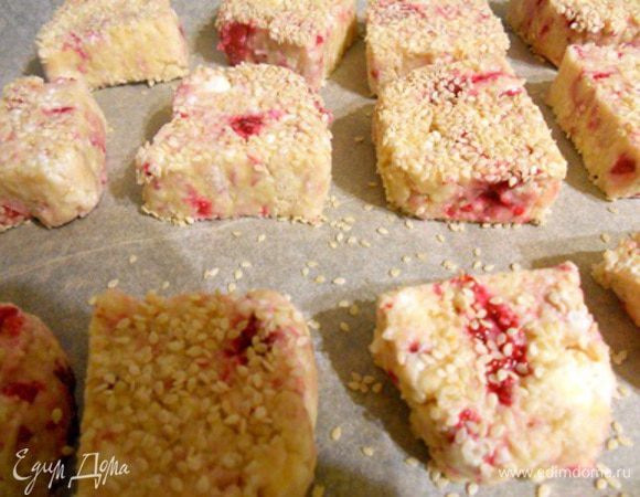 обмакнуть в кунжут и выложить на противень, застеленный бумагой для выпечки, выпекать 25-30 мин. при т.220 до румяности