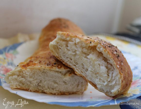 1. Делаем опару: в глубокую миску положить дрожжи, сахар 2ч.л., мука 2 ч.л., и 0,5 стакана сильно теплой воды. Накрыть миску полотенцем и оставить на 10мин.