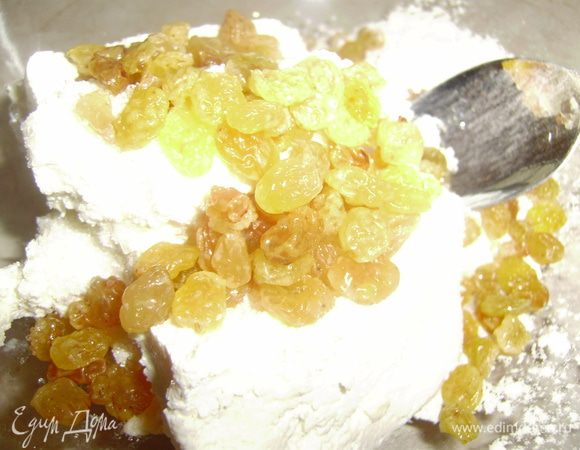 Творог смешать с мукой, 1 ст. л. сахара и изюмом.