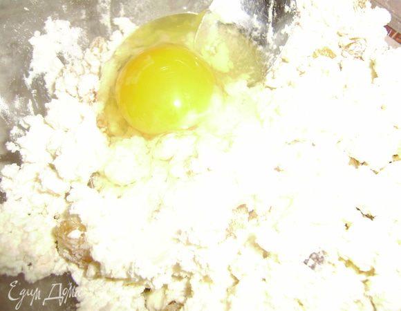 Добавить яйцо и хорошо перемешать.