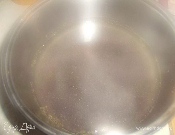 Для приготовления соуса мак поместить в кастрюльку, залить кипящей водой и проварить минут 5. Выключить огонь и дать распариться 10-15 минут под крышкой, а затем слить воду.