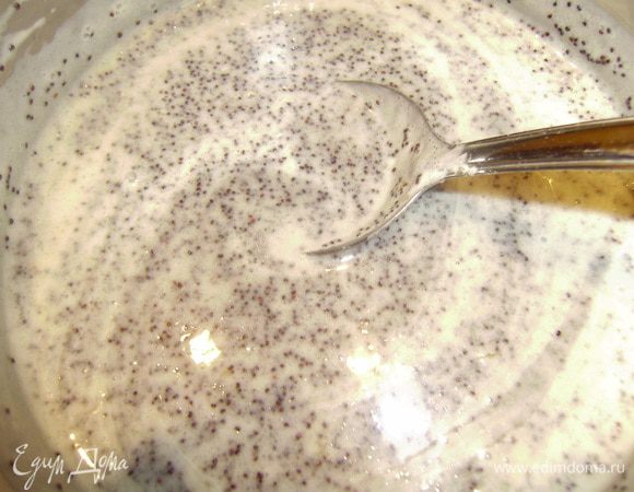 Сливочное масло растопить, добавить сметану, мак и сахар. Нагреть соус на слабом огне, но не кипятить.