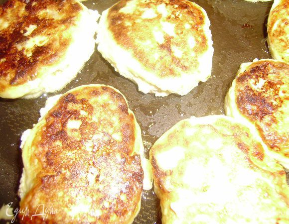 Из теста сформировать сырники и обвалять в муке, обжарить на растительном масле.