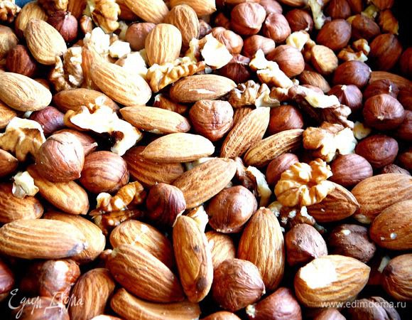 Орехи обжарить на сухой сковороде. Охладить.