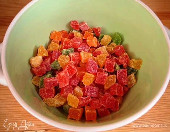 Если цукаты крупные, то нарезать их на кусочки.