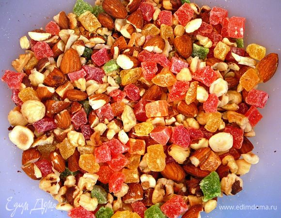 Перемешать орехи и цукаты.