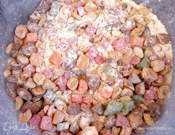 Добавить просеянную муку, пряности и разрыхлитель. Хорошо перемешать.