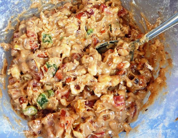 К сухим ингредиентам влить карамель и тщательно вымесить в однородную массу.