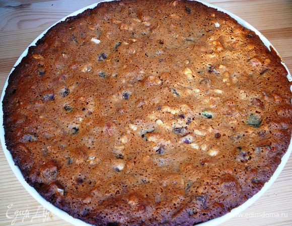 В форму, смазанную маслом, выложить массу и слегка утрамбовать ладонями, смоченными в воде, чтобы снизу не осталось пустот. Выпекать примерно 40 минут, пирог должен стать плотным. Достать из формы и охладить. Нарезать кусками, по желанию посыпать сахарной пудрой.