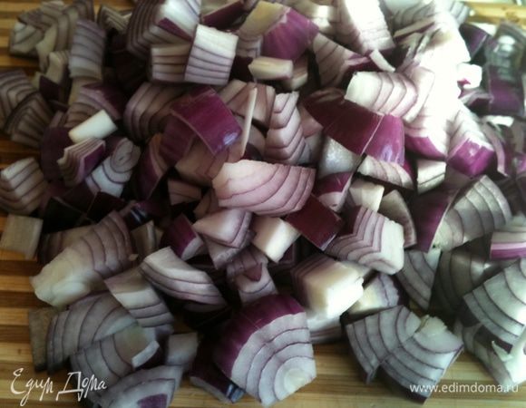 Лук нарежьте кубиками.