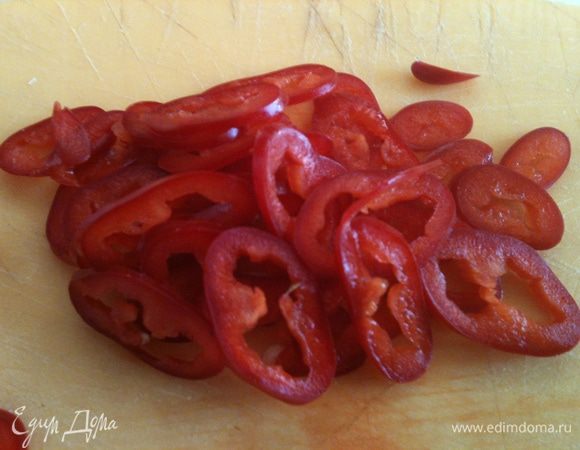 Перец чили нарежьте тонкими колечками.