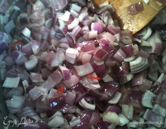 Масло разогрейте с пряностями. В масло добавьте лук и, постоянно помешивая, обжаривайте 10 минут. Убавьте температуру, накройте крышкой и тушите, постоянно помешивая, 15 минут.