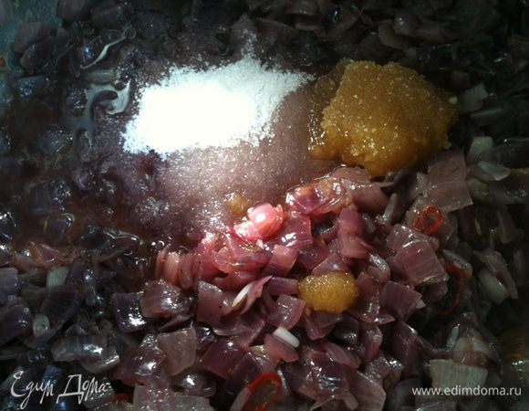 Добавьте сахар, мед, вино, уксус, соль. Уварите на медленном огне при постоянном помешивании до густоты.