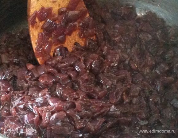 Разлейте по стерилизованным банкам.