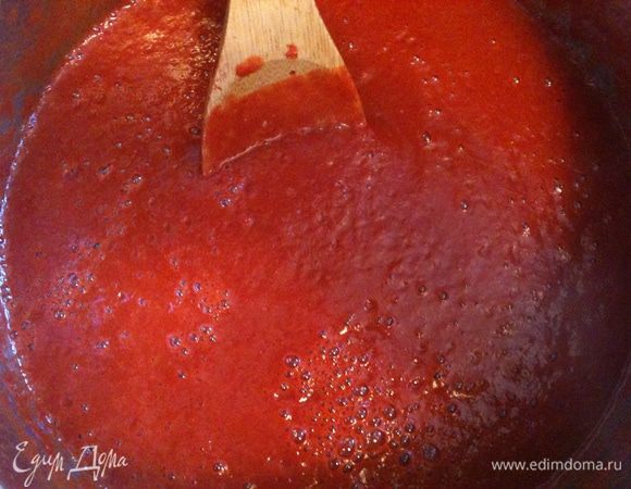 Добавить вино, дать закипеть и измельчить тщательного погружным блендером.