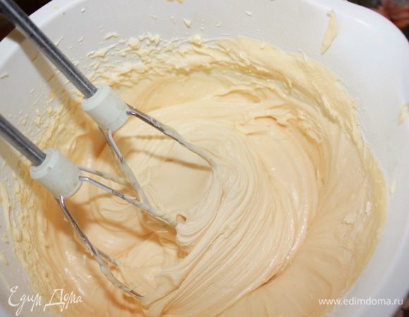 Мягкое сливочное масло взбить миксером в течение 3 минут, добавить сахар и ещё взбивать некоторое время (3-5 минут). По одному вводить яйца. 