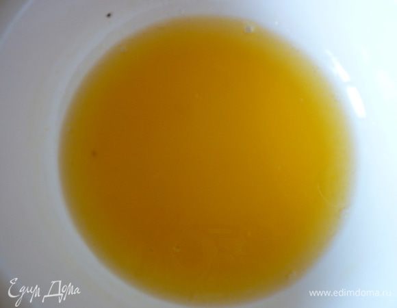 Замочить желатин в воде на 10 минут.Подогрейте сок,разведите желатин в соке,главное не кипятите!!!