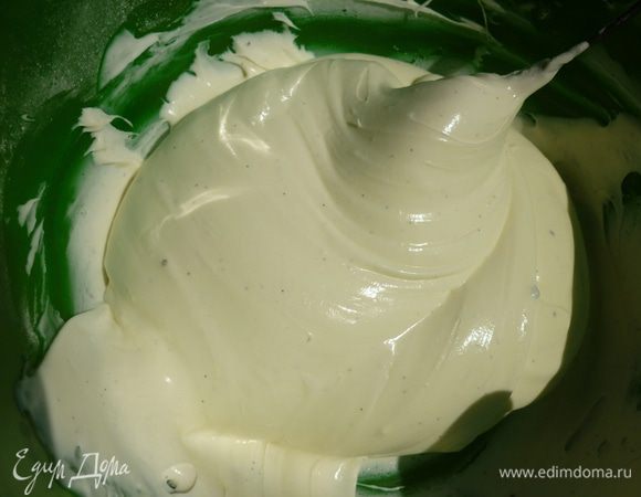 Маскарпоне перемешайте с половиной сахарной пудрой.