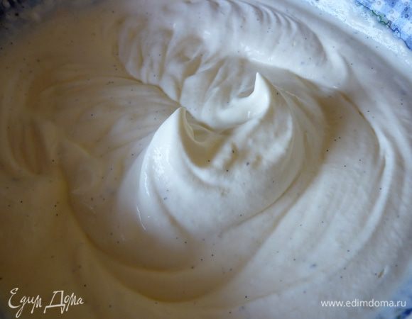 Взбейте сливки до мягких пик с остальной пудрой.