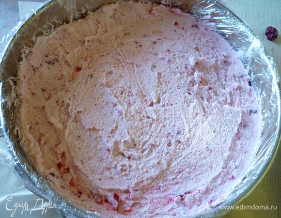 Перемешайте сливки и маскарпоне,малину,подготовленный желатин.Выложите крем на охлаждённый корж,разровняйте.Охлаждайте 3-4 часа.Приятного аппетита!!!!!!