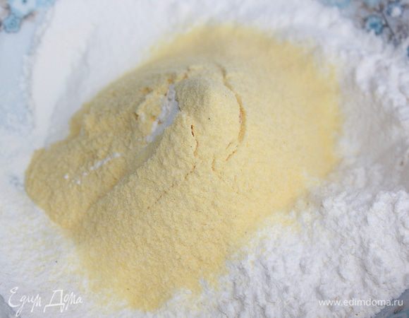 В отдельной посуде просеять два вида муки с разрыхлителем и солью. Порциями добавить в тесто. Тщательно перемешать. 
