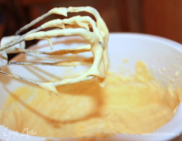 Добавить ванильный экстракт. Яблоки почистить, тонко порезать. Тесто вылить в форму застеленную бумагой для выпечки, сверху распределить яблоки, присыпать сахаром. Поставить в духовку на 40-50 минут. Готовность проверить зубочисткой (палочка должна быть сухой, чистой). 